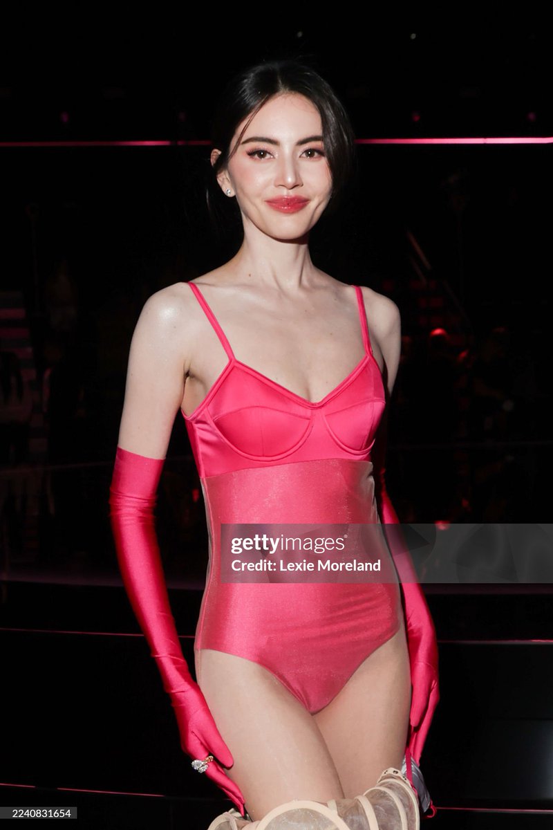 ITSPERSONAL_VV's tweet image. Davika Hoorne at the 2025 Victoria's Secret Fashion Show held at Steiner Studios on October 15, 2025 in New York, New York.
DAVIKAH BACK TO PINK CARPET
#VSFashionShow
#Davikah