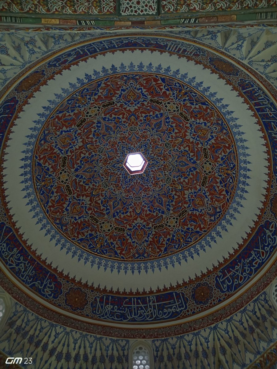 Başım sükûtu öğüten 
Uçsuz, bucaksız değirmen; 
İçim muradına ermiş 
Abasız, postsuz bir derviş;