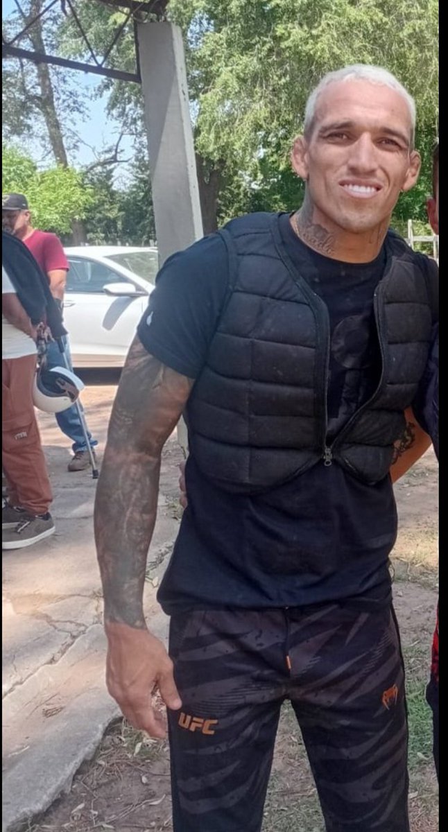 hagovufc's tweet image. Me informa un seguidor que LA CABRA Charles Oliveira se encuentra ahora mismo en la ciudad de Lincoln, Buenos Aires, Argentina📍