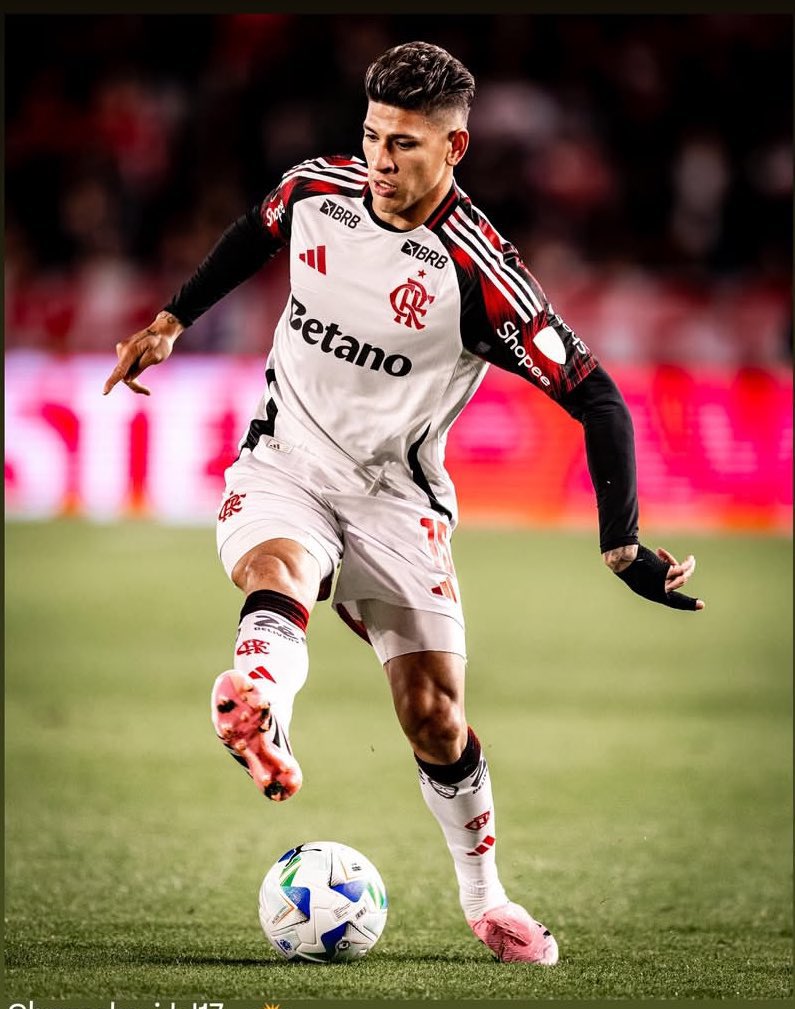 1 gol e 4 assistências nos últimos 6 jogos de Brasileirão, sem ser titular absoluto.

Na primeira sequência que ganhou no time, já tá mostrando muita qualidade.

2 assistências contra o Corinthians, gol no Vasco, assistência contra o Botafogo

Carrascal é muito bom jogador.