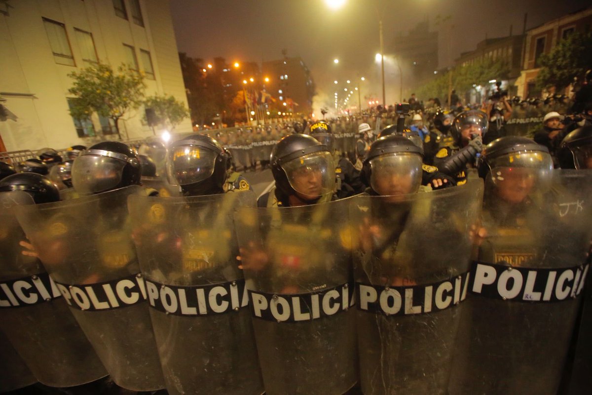 Ojo_Publico's tweet image. #15Oct 🚨 Nuestro camarógrafo Gabriel García fue agredido por agentes policiales mientras cubría la #MarchaNacional. Los efectivos lo lanzaron contra las rejas y cayó al suelo. 

📸 Gabriel García