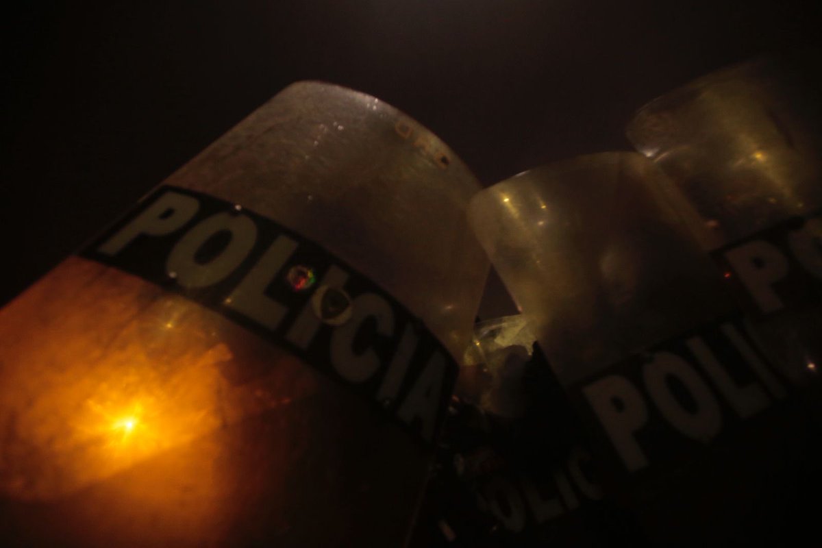 Ojo_Publico's tweet image. #15Oct 🚨 Nuestro camarógrafo Gabriel García fue agredido por agentes policiales mientras cubría la #MarchaNacional. Los efectivos lo lanzaron contra las rejas y cayó al suelo. 

📸 Gabriel García