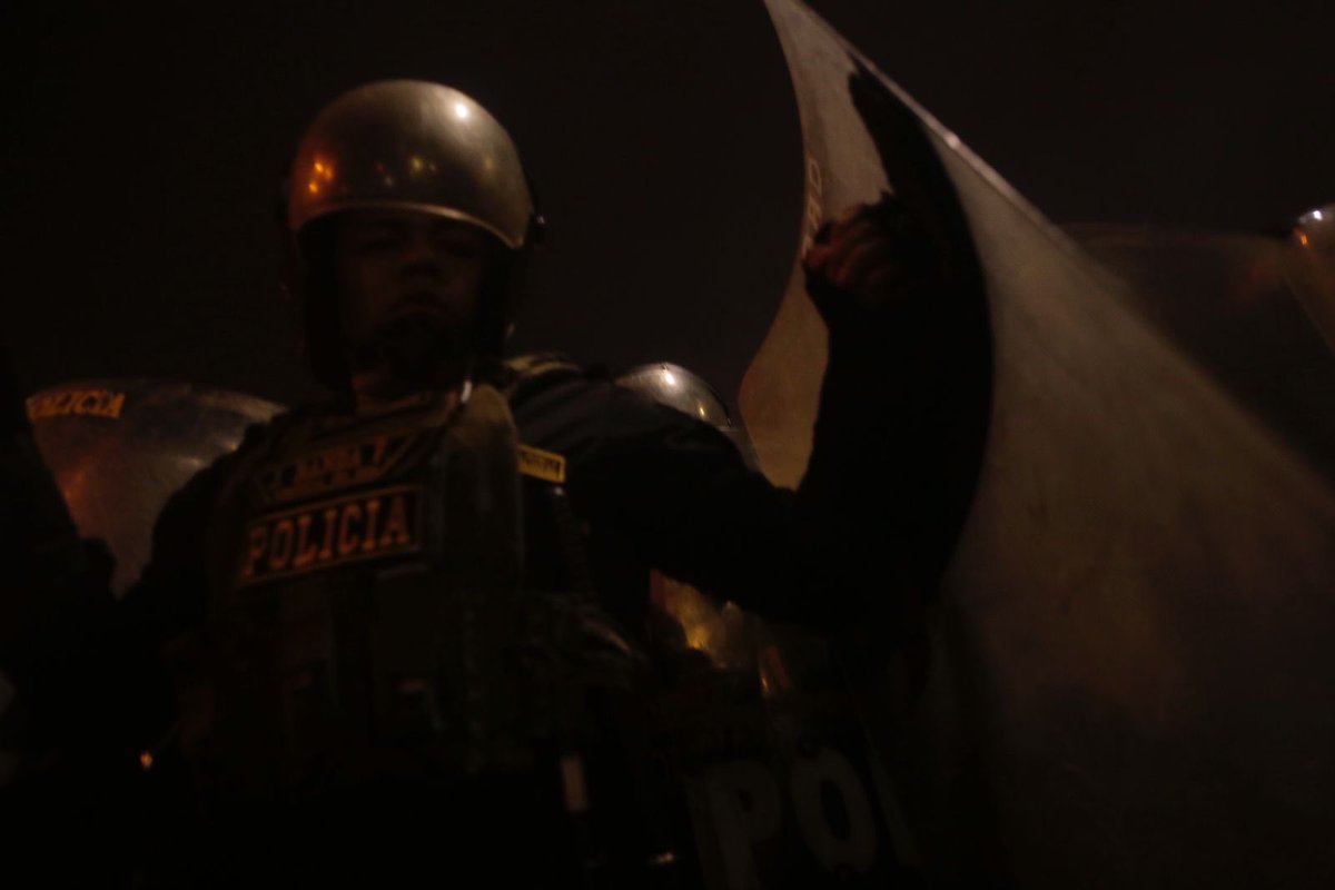 Ojo_Publico's tweet image. #15Oct 🚨 Nuestro camarógrafo Gabriel García fue agredido por agentes policiales mientras cubría la #MarchaNacional. Los efectivos lo lanzaron contra las rejas y cayó al suelo. 

📸 Gabriel García