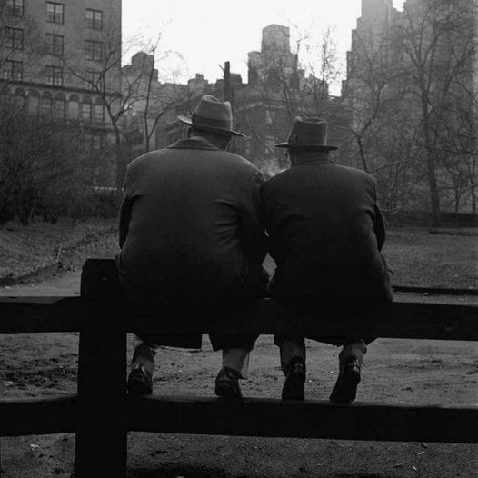 "Incluso el hombre más fuerte necesita amigos".
Mario Puzo
📷Vivian Maier