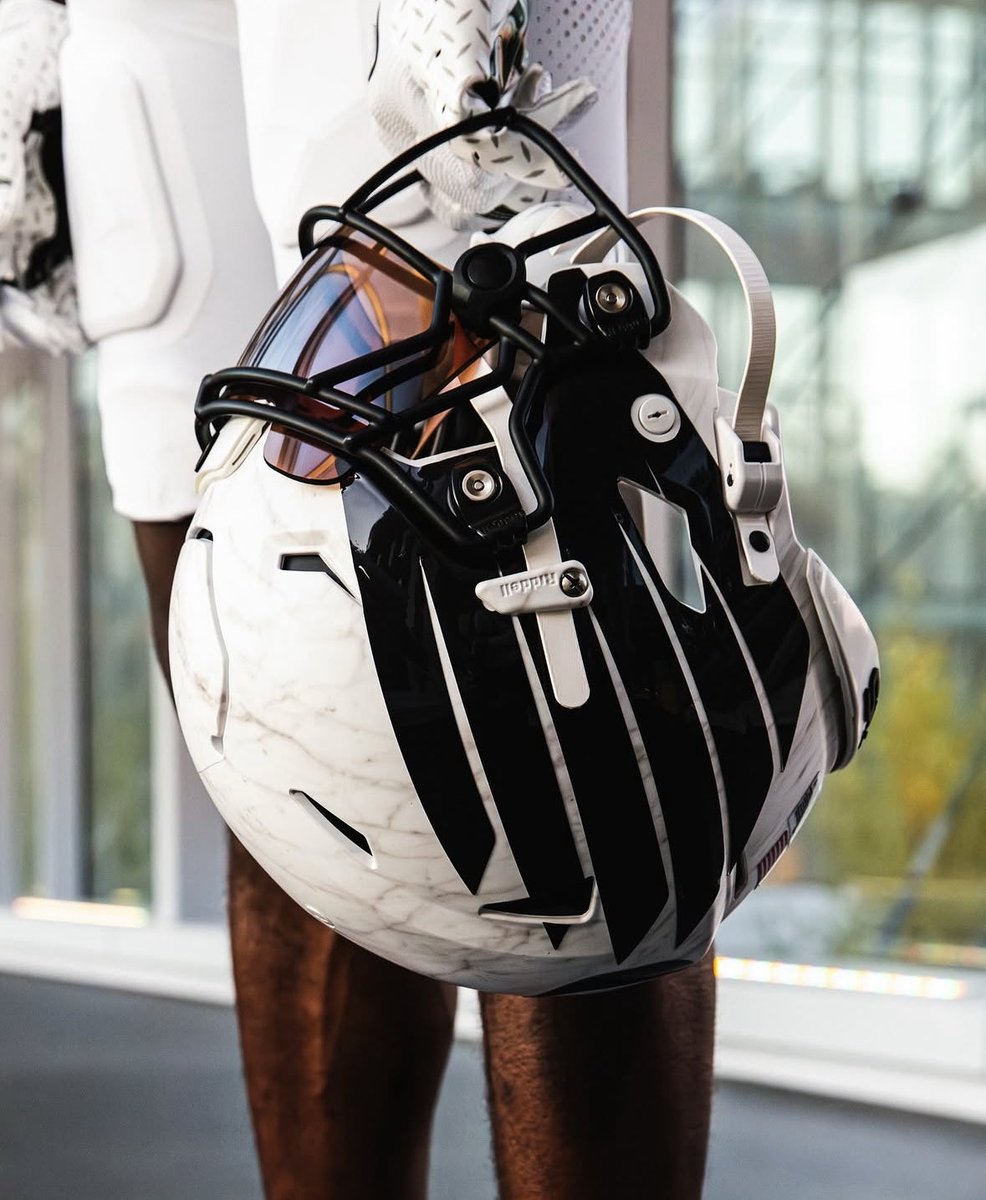 UNISWAG's tweet image. The uni combo this week for @oregonfootball 

#uniswag