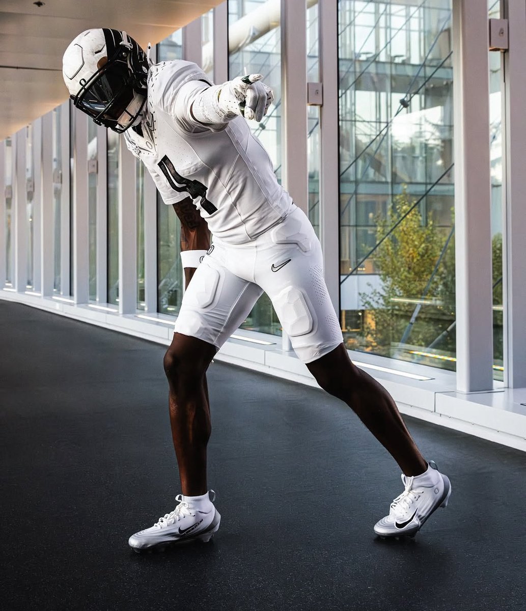 UNISWAG's tweet image. The uni combo this week for @oregonfootball 

#uniswag