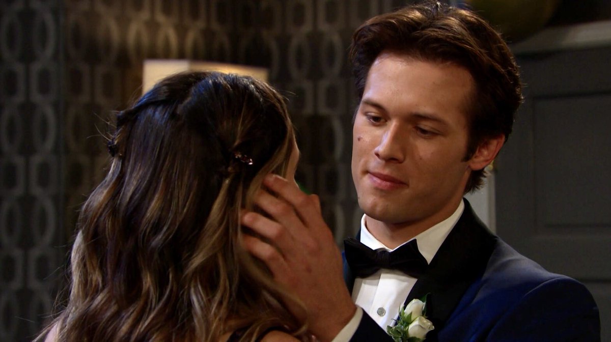 Steph_11and78's tweet image. Holly:It's so weird, isn't it, just being able to finally be with each other without looking over our shoulders for more than two minutes in the hall?
Tate:I don't want it to end.
Holly:Me neither. I want it to last forever.
Tate:So do I.
#Tally #Days