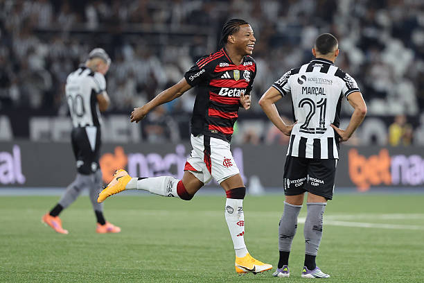 Diego_Briones13's tweet photo. Estrenó el nuevo look de la mejor forma posible Gonzalo Plata, aires de Castolo en el golazo de cabeza que metió para el 0-3 final a favor de Flamengo. Tuvo pocos contactos, pero fue preciso en la única oportunidad de cara al arco y se movió bien en el frente de ataque como hombre objetivo de los lanzamientos largos, algunos mejor pivoteados que otros. Presionó mucho en esos minutos y recuperó un par de pelotas, mucho esfuerzo como siempre.