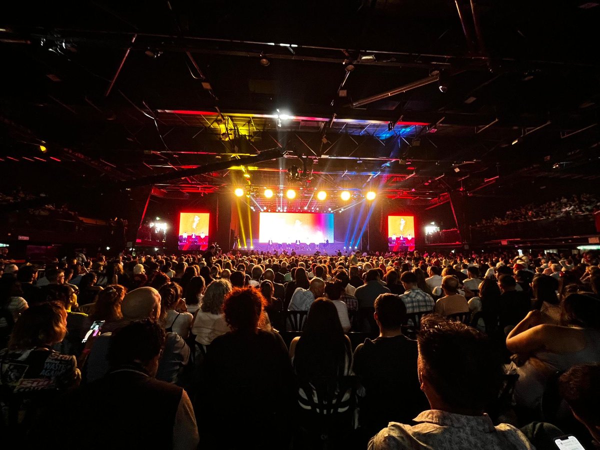 Hay otra manera de sacar al país adelante, lejos de los gritos del presente y las locuras del pasado. Somos muchos los argentinos que queremos estar cada vez más unidos. Hoy en Obras Sanitarias, construyendo ese futuro. #HayOtraManera #CiudadanosUnidos #ProvinciasUnidas