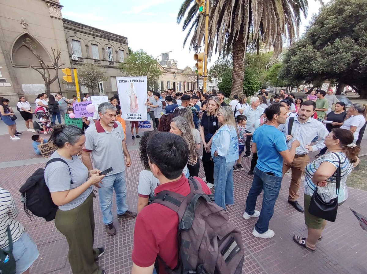 sadoperios's tweet photo. Instituciones en crisis: SADOP acompañó el reclamo por el de la EET D-191 https://t.co/Z6pYBIxm2F https://t.co/pqT5rDVNTB