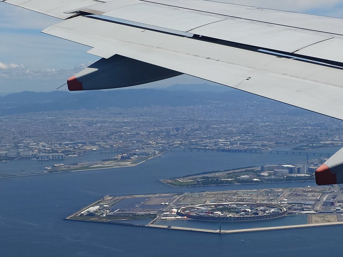 doddi_m's tweet photo. @t_tsuji 私も7月の連休に見ました。
成田→関空のJetstar　左側（富士山見えない側）座席より。 https://t.co/wRLEDqD1Rv