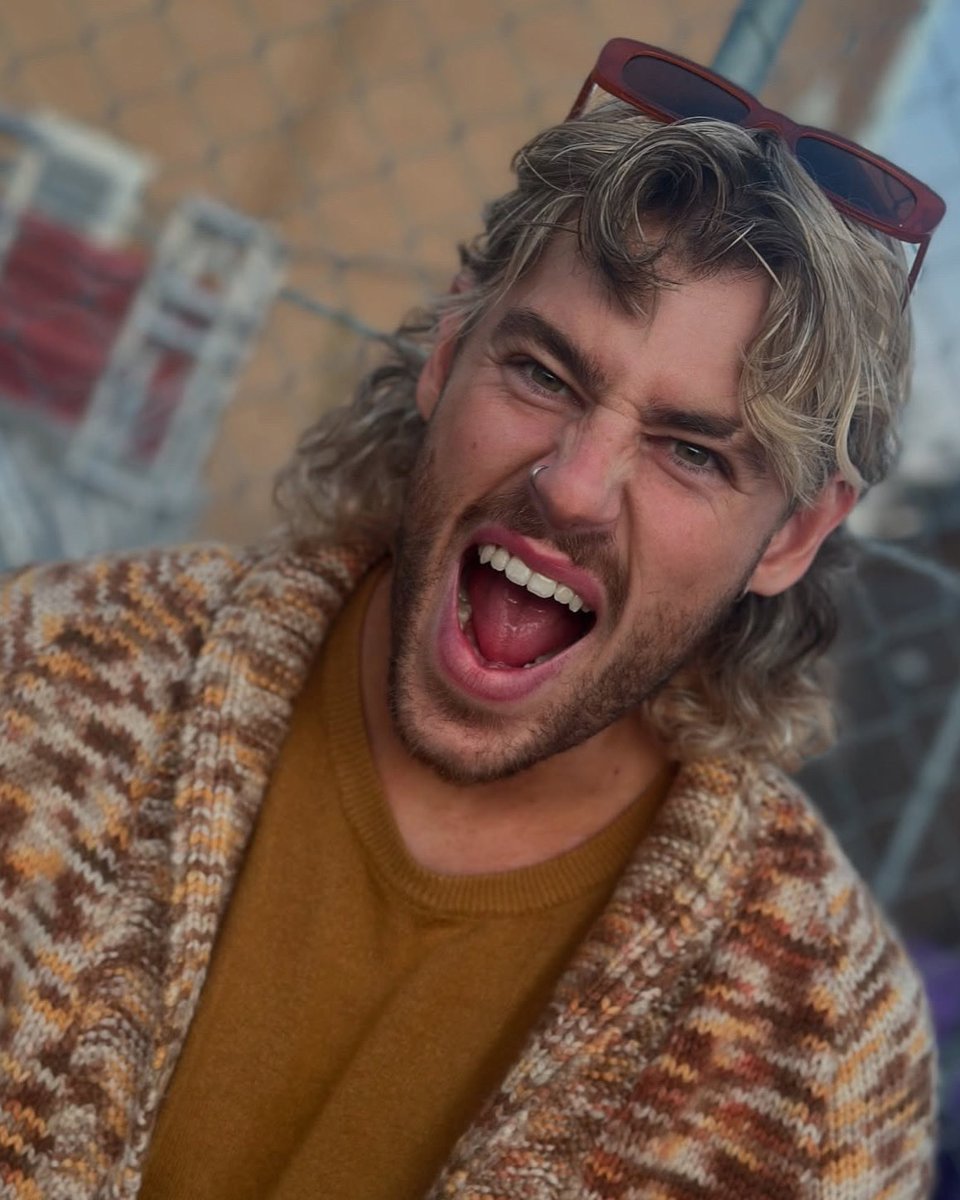 2ndExt's tweet image. Dyed my hair to narrowly escape American government officials and figures of authority for the last few months, who dis?