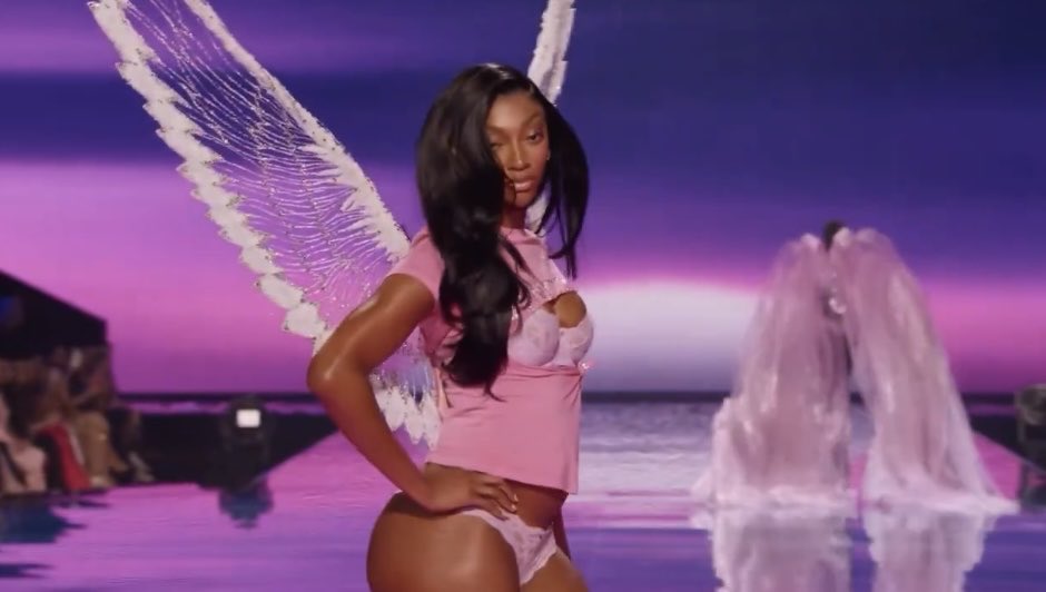 M_ttamara's tweet photo. Angel Reese did amazingly well #VSFashionShow #ARWING https://t.co/pveXCs1uyE