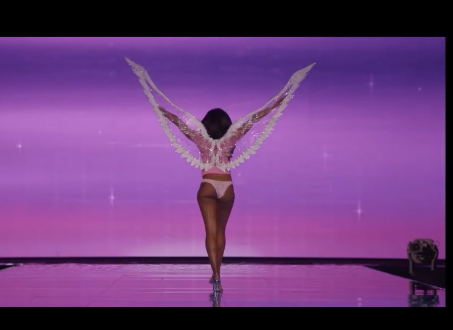 M_ttamara's tweet photo. Angel Reese did amazingly well #VSFashionShow #ARWING https://t.co/pveXCs1uyE