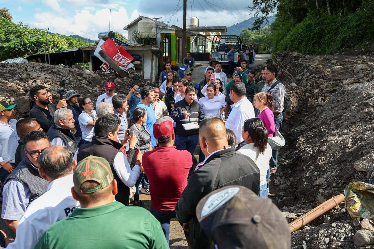 armentapuebla_'s tweet photo. 🙌🏼 Junto a la coordinadora, @Letamaya, en representación de nuestra presidenta, la Dra. @Claudiashein, caminamos con nuestras hermanas y hermanos de Pahuatlán, haciendo recuento de los daños ocasionados por las lluvias de la semana pasada. 🏘️🫶🏼

¡En #Unidad nos ponemos de pie! https://t.co/GKfQBNDrEn