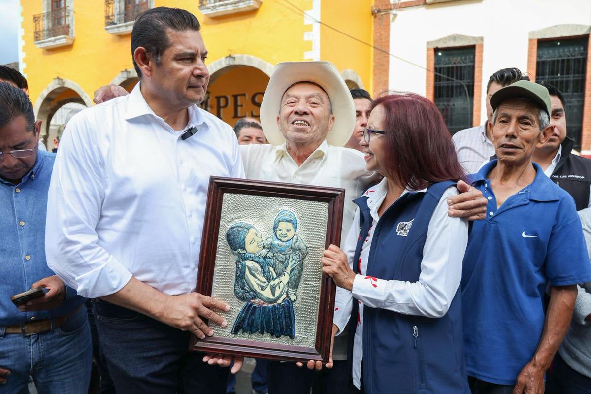 armentapuebla_'s tweet photo. 🙌🏼 Junto a la coordinadora, @Letamaya, en representación de nuestra presidenta, la Dra. @Claudiashein, caminamos con nuestras hermanas y hermanos de Pahuatlán, haciendo recuento de los daños ocasionados por las lluvias de la semana pasada. 🏘️🫶🏼

¡En #Unidad nos ponemos de pie! https://t.co/GKfQBNDrEn