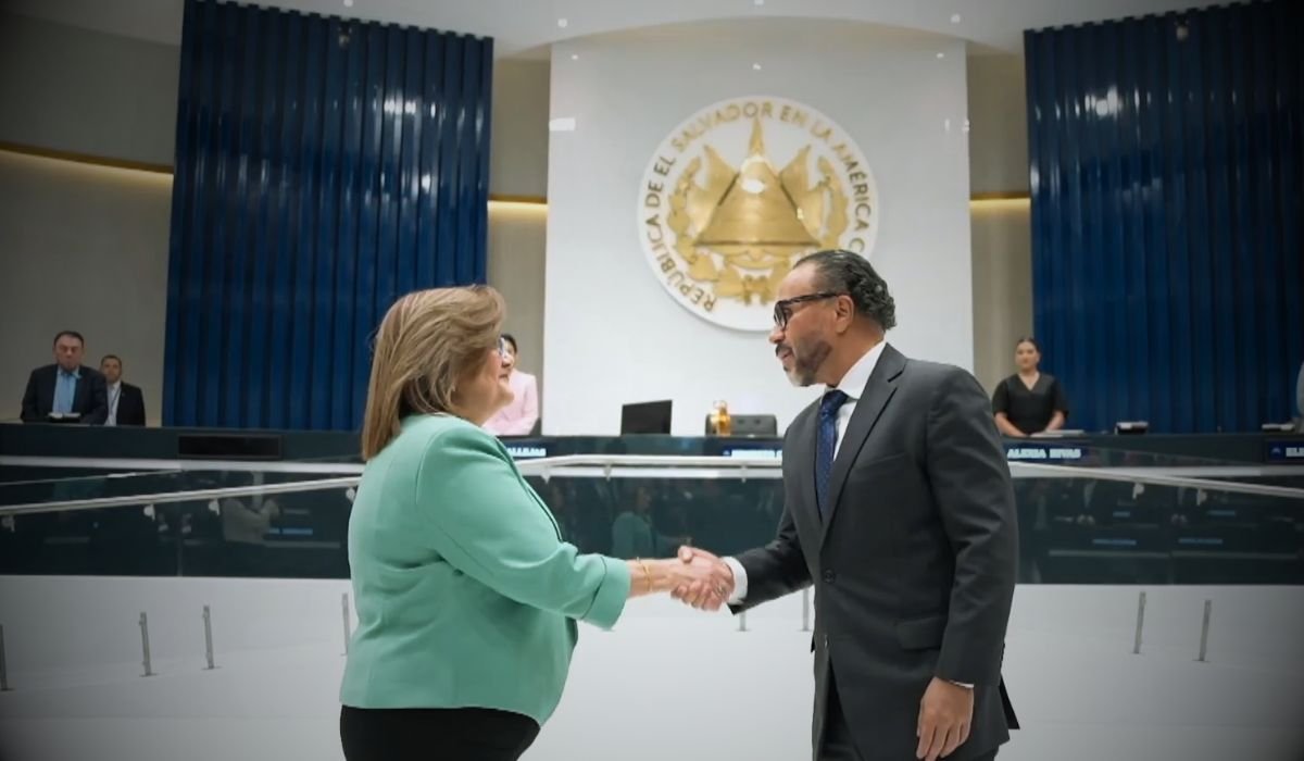 #PDDH| Pese a negar existencia de torturas en cárceles y reservar información sobre sus viajes, Raquel Caballero sigue al frente de la PDDH
🔗Lea más 👇
ysuca.org.sv/2025/10/pese-a…