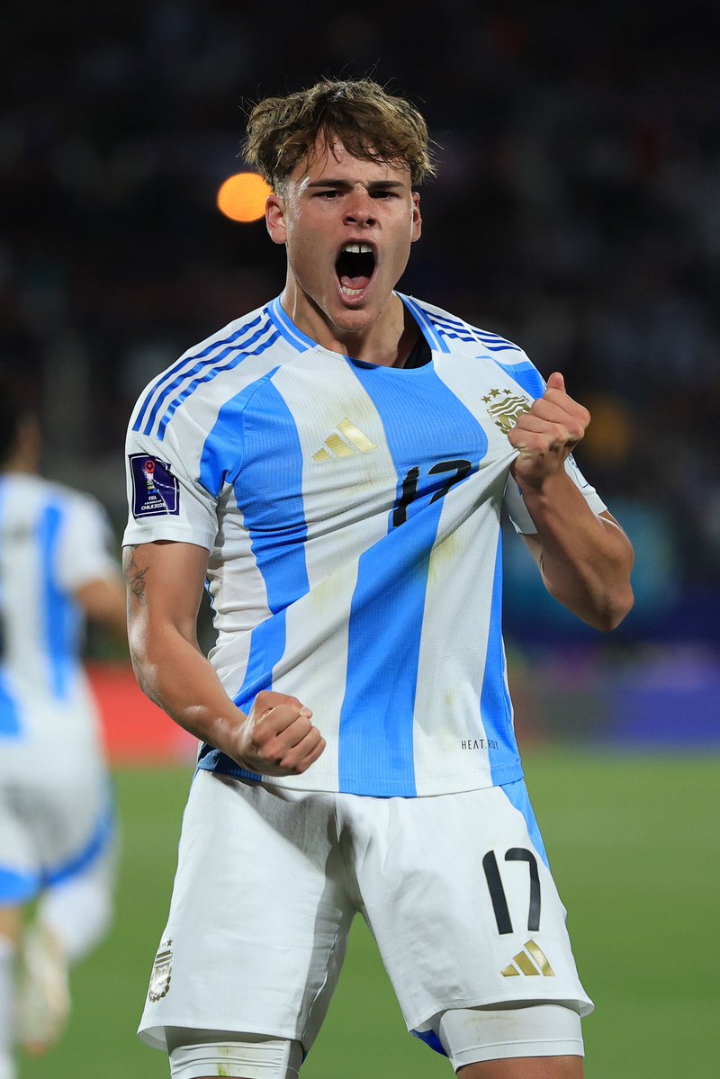 GOOOLL TOTO ⚽️🇦🇷

Mateo Silvetti convierte el 1 a 0 a favor de la #SelecciónArgentina 

Gran conducción de Prestianni. Bien de potrero argentino. Posterior pase de tres dedos a la red de Silvetti.

Tercer tanto para el ex #Newells, hoy en #InterMiami, en este #MundialSub20