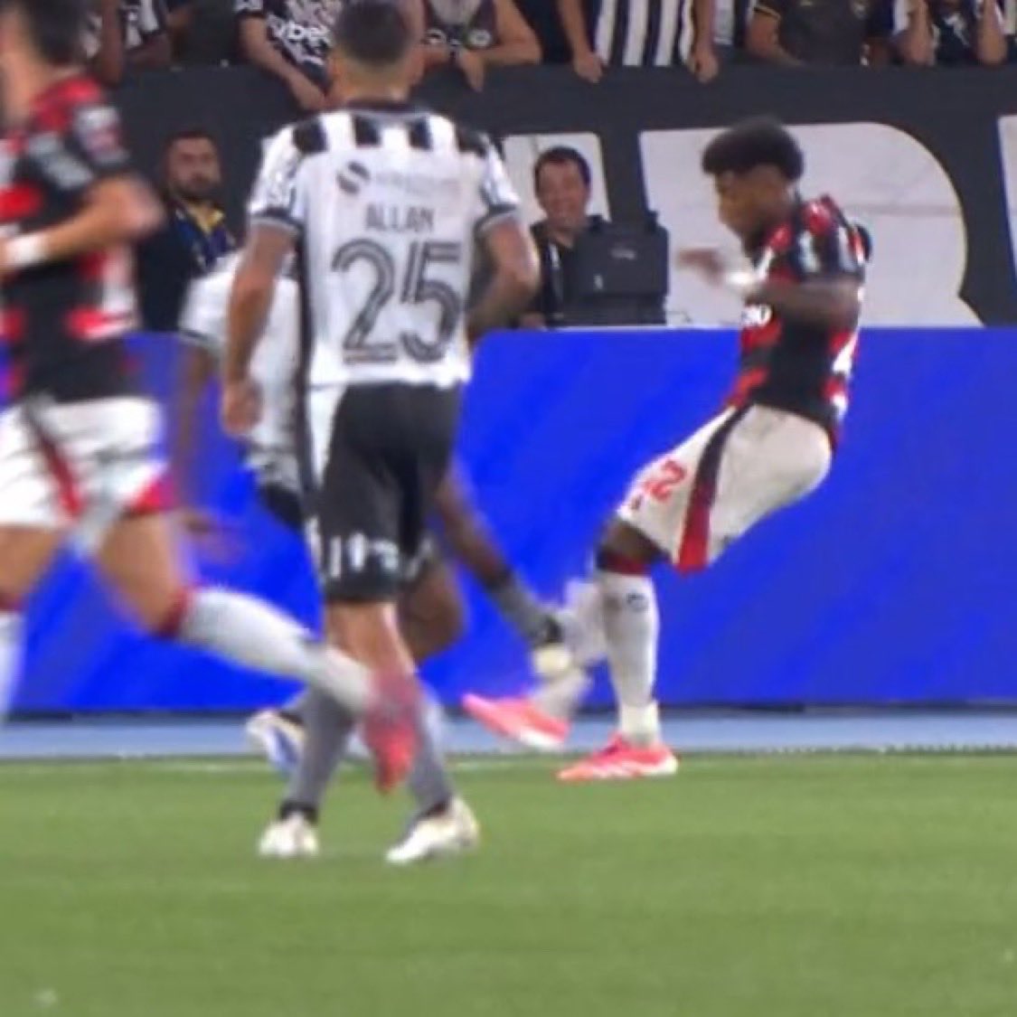Foi um 3x0 com um pênalti sonegado quando a partida estava 0x0 e com essa entrada do Cuiabano

Acredito que estava sem VAR hoje