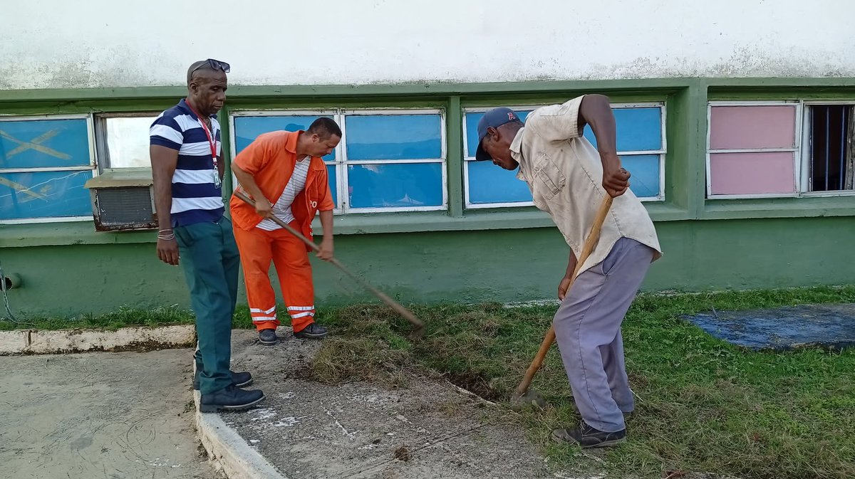 🧹 Cambio de labor en la Refinería Hermanos Díaz. Se desarrollan acciones de limpieza y se embellece el entorno de la industria.

#CubaPorLaVida 
#Cuba #PetrolerosPorCuba
#SantiagoDeCuba