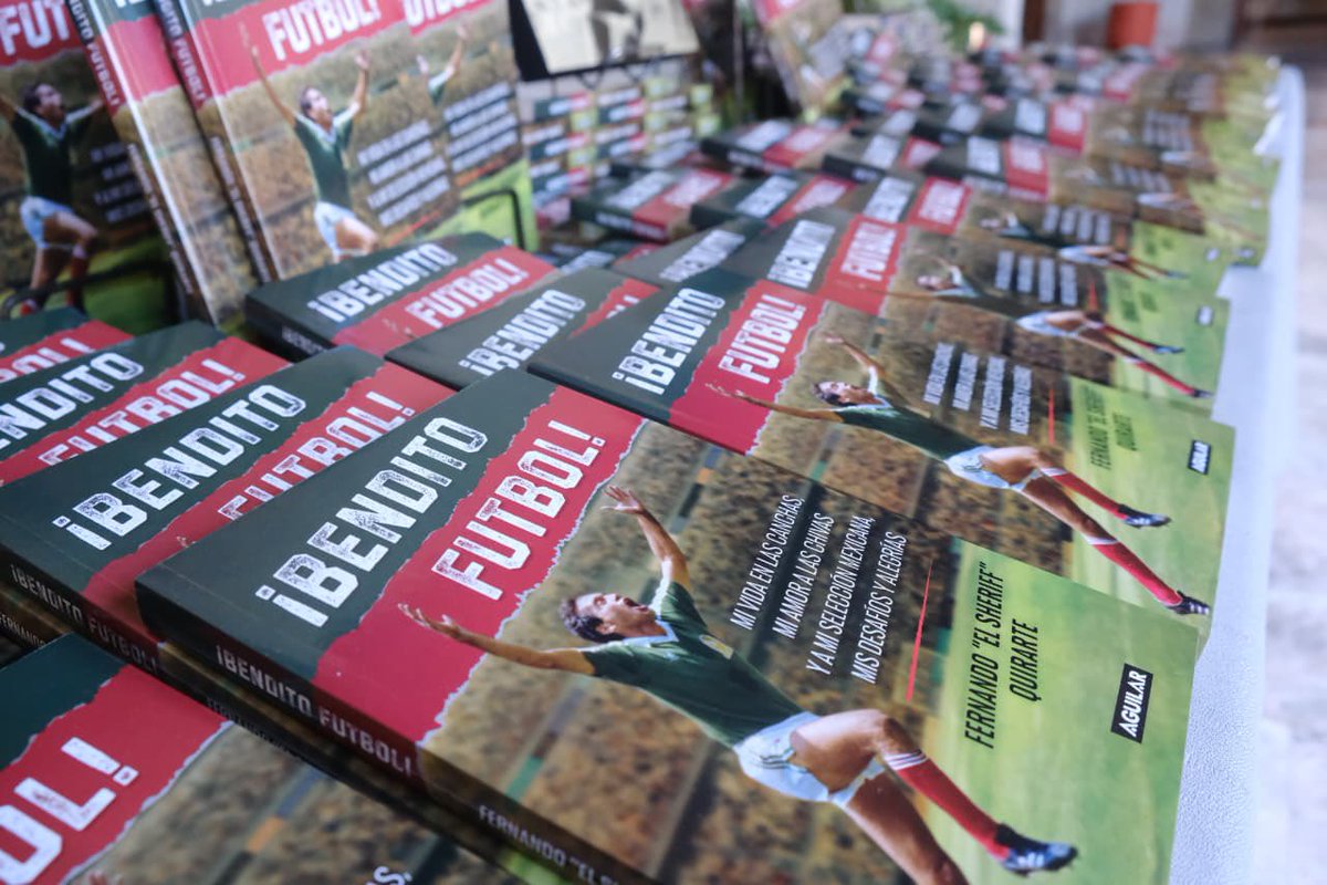 FMF's tweet photo. Este día en el Palacio de Gobierno de Jalisco se presentó "Bendito Futbol", el libro del histórico jugador mexicano @F_Quirarte.
El Comisionado de la FMF @MikelArriolaP, así como el Gobernador de Jalisco @PabloLemusN acompañaron el evento junto a figuras del futbol nacional. https://t.co/hzwUgm4me3