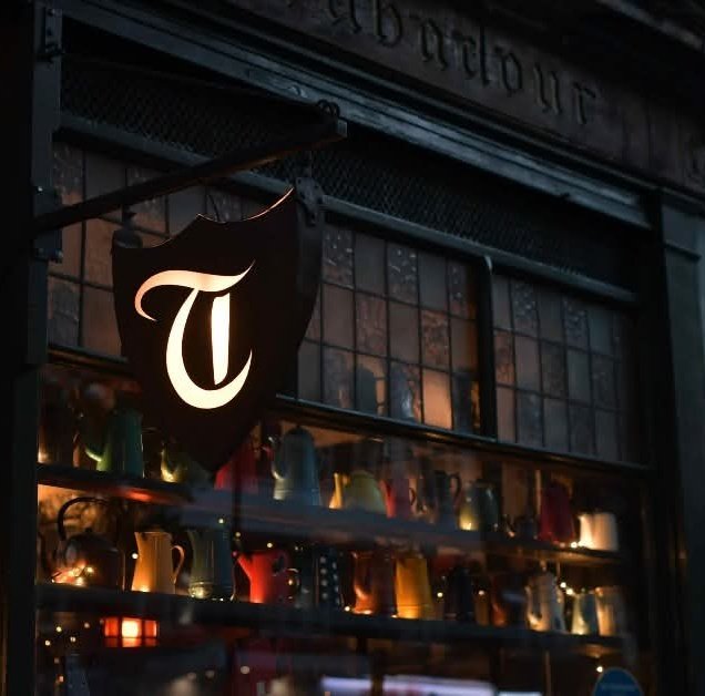 Ad portas de la gira de Naomi in Blue y Matorral por Inglaterra: Naomi, Gonzalo, Ítalo y parte del equipo en The Trobadour, donde alguna vez tocaran Dylan y Hendrix, a pasos del depto de Syd Barrett en Londres.
Entradas: linktr.ee/matorralchile
#naomiinblue #matorral #uk #tour