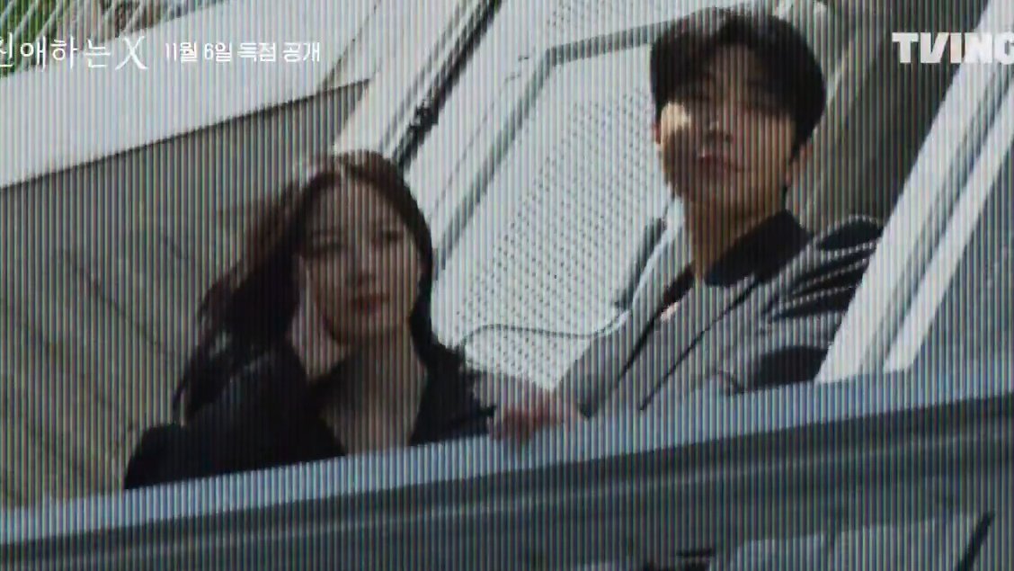roarforhiy's tweet photo. visual so insane they had to put a distorted filter so that we don't collapse with their 4k clips 😭

#HwangInYoup #KimYooJung #DearX https://t.co/tzLQrZzskF