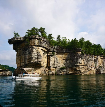 Shenlee0's tweet photo. Majesty on the water. Couldn't ask for a better backdrop for a day on the boat. ☀️ #ScenicView #PontoonLife #TravelNature #Geology https://t.co/IGojLh1C1d