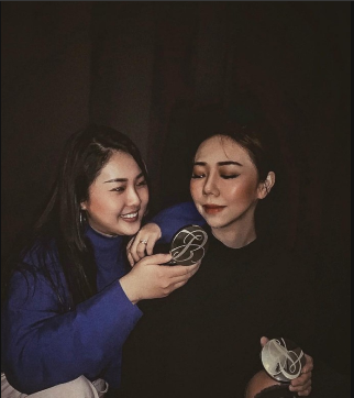 Shenlee0's tweet photo. Love this candid moment of sisterhood. The lighting may be dark, but our spirits are bright! What's your go-to lipstick for a night out? 👇💋 #MakeupBuddy #CandidShot #DarkAesthetic #PartyVibes https://t.co/6PWFF7S8DX