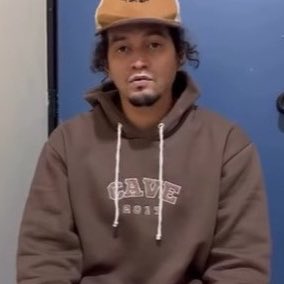 ⚠️ATENÇÃO: O rapper MC Estudante é considerado foragido após a Justiça expedir um mandado de prisão em 10 de outubro. 

Ele é réu por agredir a ex-namorada, Maria Eduarda Paim, e responde a outras investigações no Rio. 

A prisão foi decretada por descumprimento de medidas