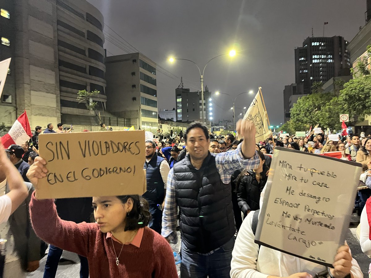 Absurdamente atacados en una marcha pacífica, tiraron gas por doquier, acá hubo represión y violencia.