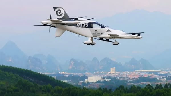 PulseTechverse's tweet image. تا‌کسی هوایی برد بلند مدل «VT35» که توسط چین ساخته شد، در شرق چین رونمایی شد. این هواپیمای ۸ متری با حداکثر وزن برخاست ۹۵۰ کیلوگرم، قادر به حمل دو مسافر بوده و برد طراحی شده آن بیش از ۲۰۰ کیلومتر است.