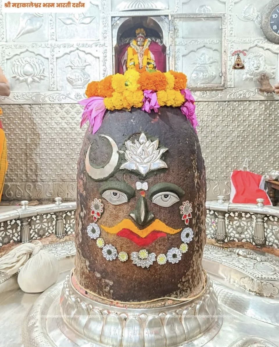 Manoj Tyagi (@manojptyagi) on Twitter photo 🙏🌹 *जय श्री महाकाल*🌹🙏
*श्री महाकालेश्वर ज्योतिर्लिंग का आज का भस्म आरती शृंगार दर्शन*
🔱 *16 अक्टूबर 2025 (गुरुवार)*🔱 🙏🌹 *जय श्री महाकाल*🌹🙏
*श्री महाकालेश्वर ज्योतिर्लिंग का आज का भस्म आरती शृंगार दर्शन*
🔱 *16 अक्टूबर 2025 (गुरुवार)*🔱