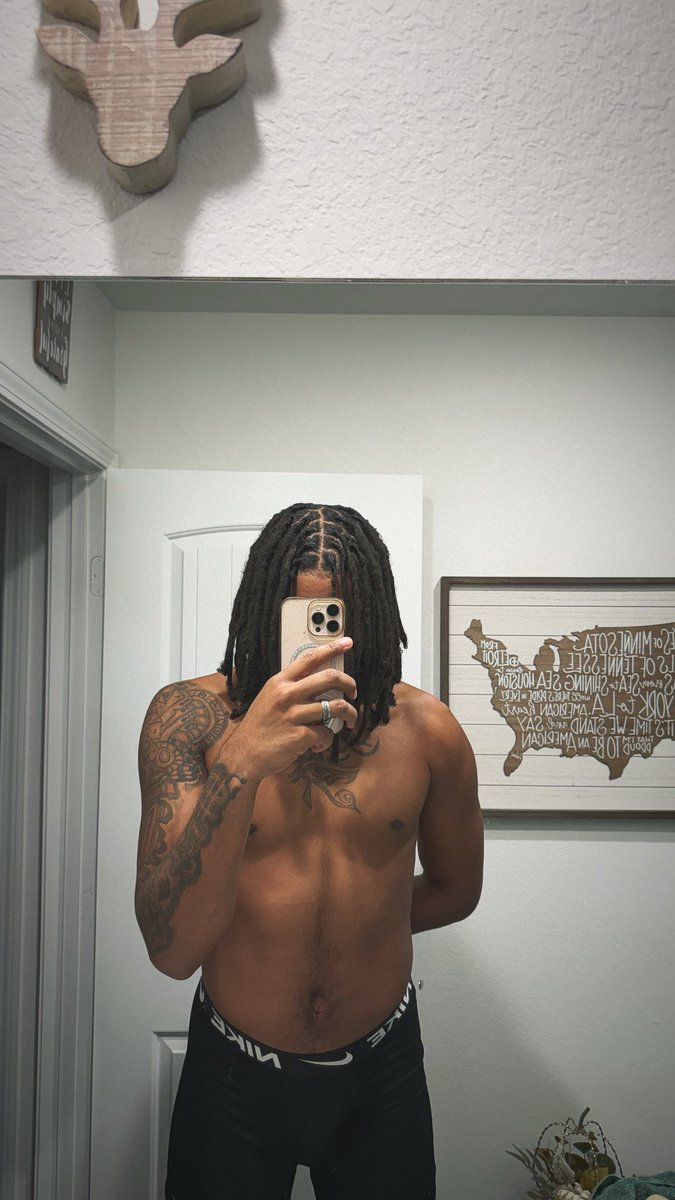 ra_monny_'s tweet photo. A nigga with a fresh retwist>>> https://t.co/7vIeoIUVEl