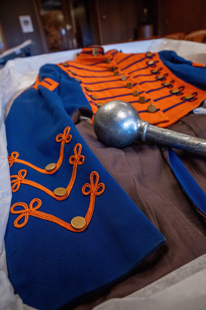 🥁 A Syracuse drum major's <a href="/CuseBands/">Syracuse Athletic Bands</a> uniform returns home! Edward Joseph Rimkunas ’40 led the <a href="/SyracuseU/">Syracuse University</a> Marching Band in this blue and orange uniform as a student. See the oldest uniform in our archives for the first time Oct. 17-19 at #OrangeCentral!
🍊 go.syr.edu/comms/Marching…