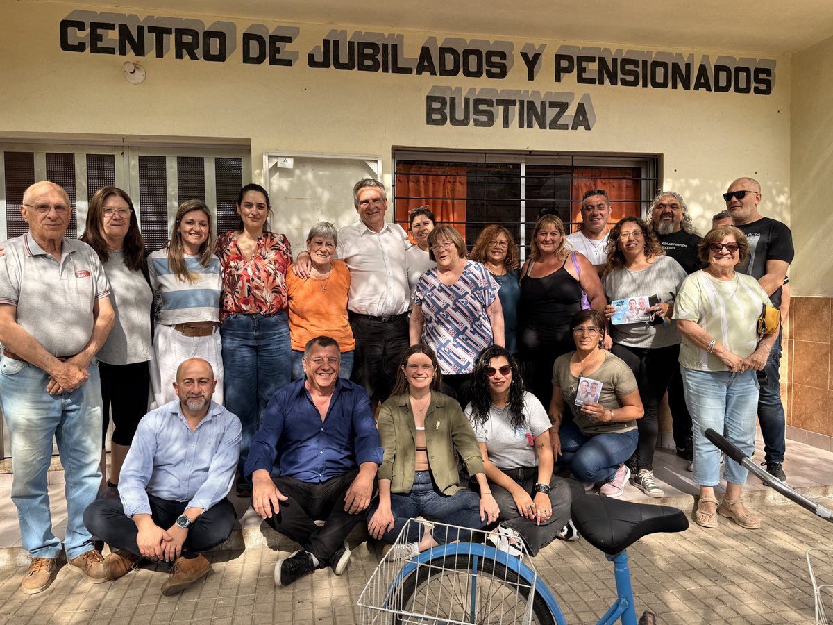 Sabemos lo que pasa porque todos los días estamos charlando y escuchando a los vecinos y vecinas de cada uno de los barrios, pueblos y ciudades santafesinas.

📍En Bustinza, junto a su presidente comunal Fabián Ballori, nos reunimos con jubilados y jubiladas de la localidad.