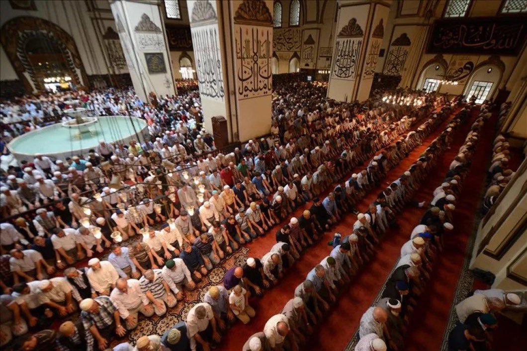 yenisafakwriter's tweet photo. İstanbul İl Milli Eğitim Müdürlüğü cuma namazı kılacak öğrencilere kolaylık sağlanması için okullara talimat gönderdi.

Nihayet yani!

Yazları tıka başa dolan camiler, okullar açılınca boşaldı. Burası Müslümanların yaşadığı bir ülke. Müslüman halkın çocuklarına yapılan bu zulüm kabul edilemez!

Cuma namazı farz. Cuma namazı vaktinde derslerin, sınavların kaldırılması şart.

Gâvur memleketi değil burası!
Cuma vaktinde üniversitelerde, liselerde Cuma vaktinde ders yapmakta ısrar etmek İslâm düşmanlığından başka nedir, biri çıkıp açıklasın.

Dersleri cuma vaktine göre ayarlamak zorundasınız!
Nokta.

@Yusuf__Tekin @YuksekogretimK @tcmeb @camideyizbiz