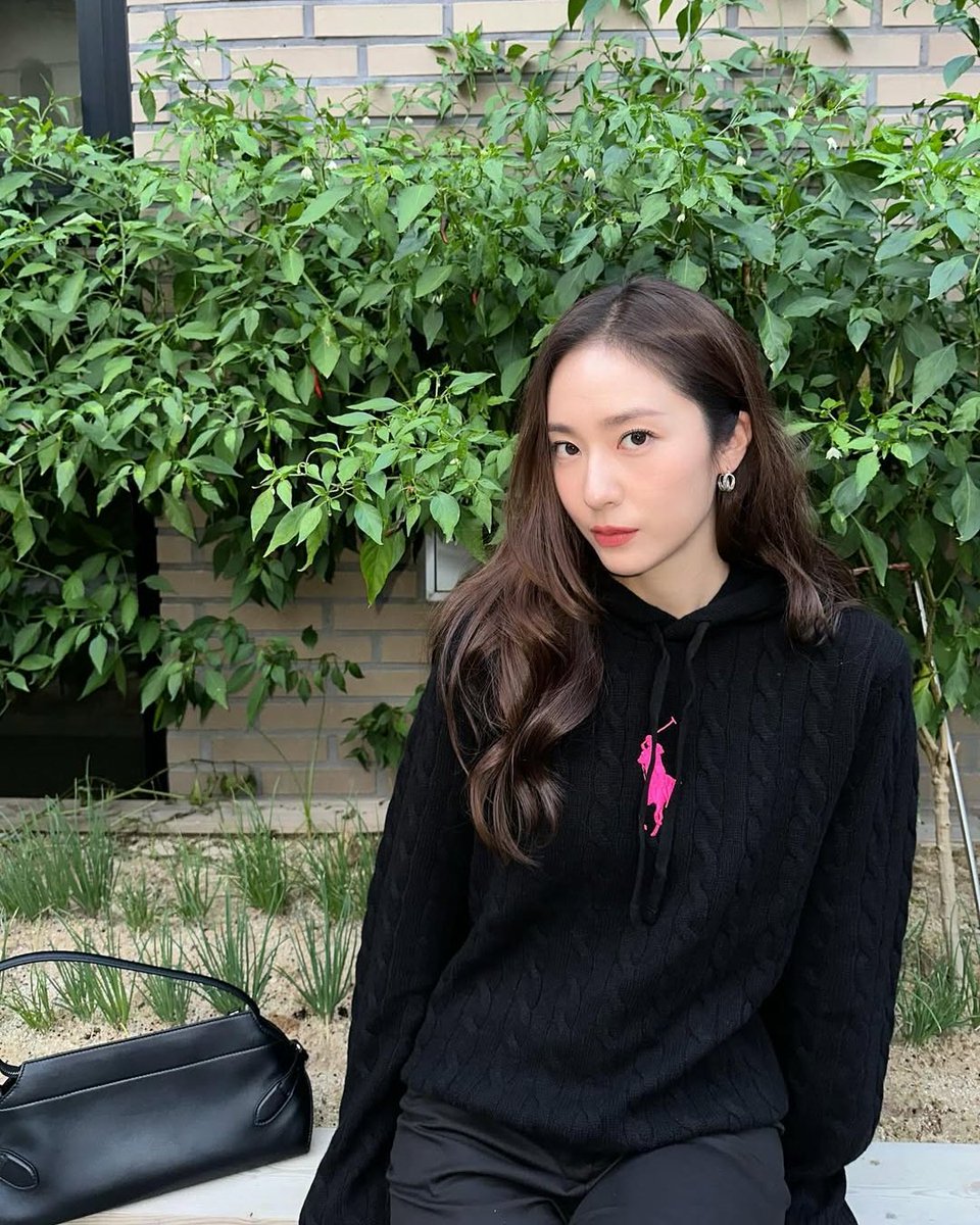 RalphLauren's tweet image. Wearing signature #PinkPony styles, #Mark, #Winter, and #Krystal showcase their support for the Pink Pony mission.
Explore the collection and learn more about our mission via the link: rlauren.co/PinkPony25-X