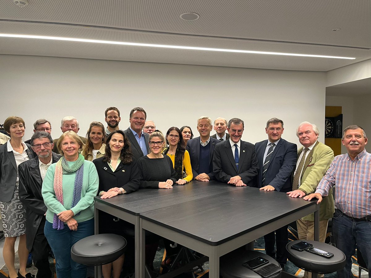 Die Österreichisch-Australische Gesellschaft hielt ihre Generalversammlung ab, wo ich nach 15 Jahren das Präsidentenamt an Hannes Taborsky übergeben habe. Ich dankte auch Generalsekretär Reinhard Fleck und seinem Vorstandsteam für ihr Engagement. Besonders freute es mich, dass