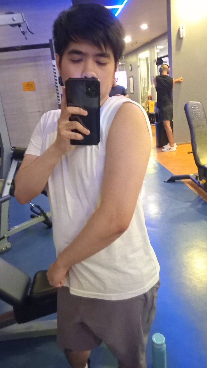 Been working out since last month
Already on month 2 trying to get big, aiming for that superhero physique (specifically aiming for Sebastian Stan Winter Soldier physique)

Still working on myself so far
Gonna be quite a journey ahead of me 😤😯