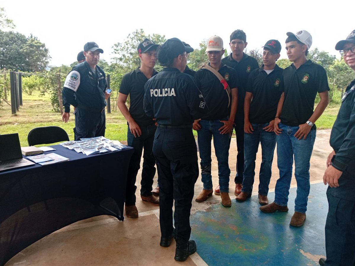 policiadepanama's tweet image. #Herrera | Brindamos información y promocionamos la carrera policial a jóvenes del Instituto Profesional y Técnico Agropecuario de Los Llanos de Ocú. #Únete