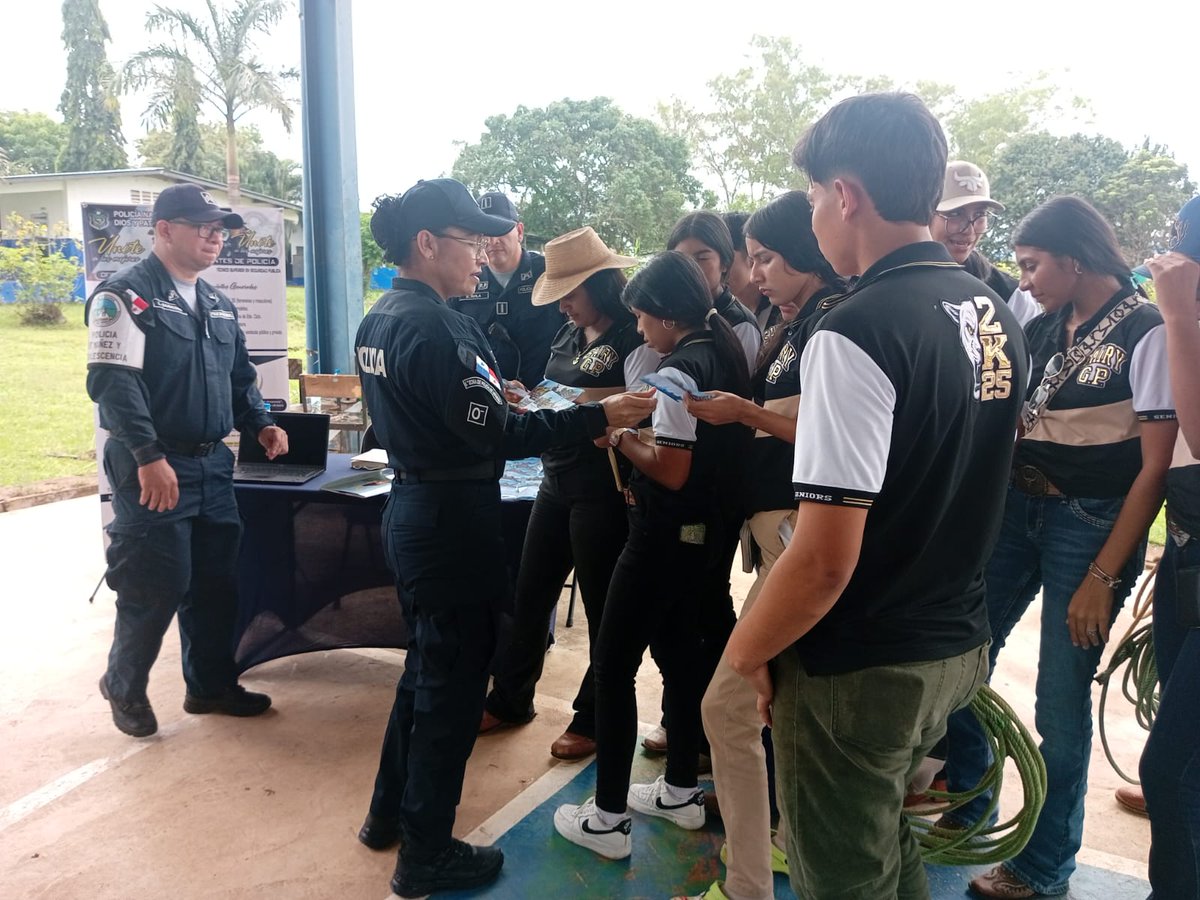 policiadepanama's tweet image. #Herrera | Brindamos información y promocionamos la carrera policial a jóvenes del Instituto Profesional y Técnico Agropecuario de Los Llanos de Ocú. #Únete