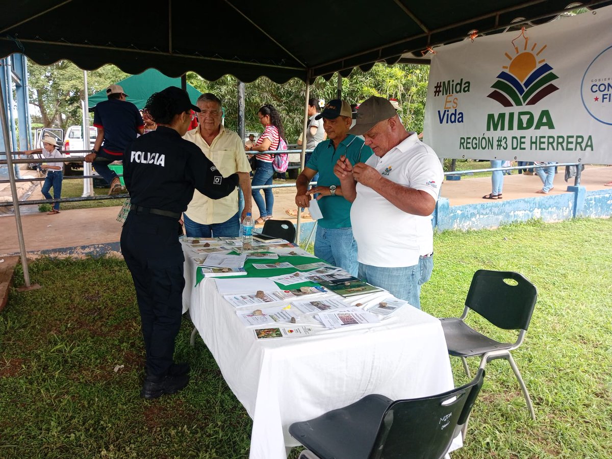 policiadepanama's tweet image. #Herrera | Brindamos información y promocionamos la carrera policial a jóvenes del Instituto Profesional y Técnico Agropecuario de Los Llanos de Ocú. #Únete