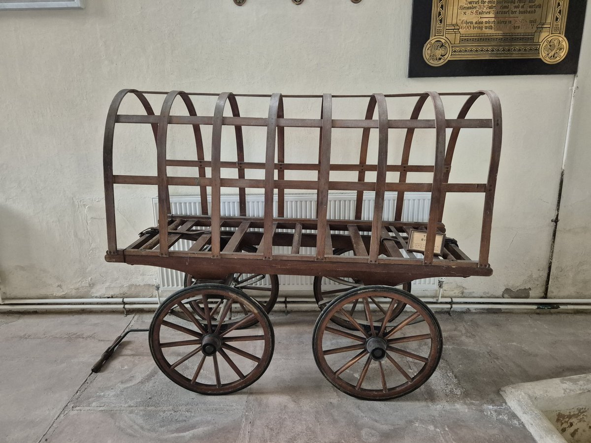 TheHistoryMouse's tweet photo. Is there a day for biers in the same way there is for windows, doors, gates and wood? If there isn't there should be
This C19 bier is interesting. It has a wagon roof framework (did that once hold fabric?) that looks like a #MortSafe #StAndrewStogursey #Somerset for #Woodensday https://t.co/NBtQ3bypKq