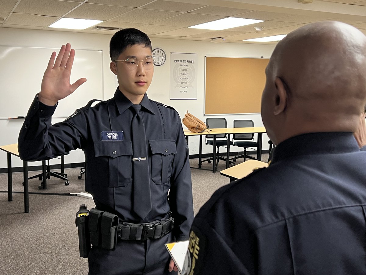 BvuePD's tweet image. Yesterday, Bellevue Police added a new officer to its ranks.
Please welcome Officer Lee to the department! Now that he's graduated from the Academy, he will receive Bellevue-specific training at headquarters.
Congratulations on this achievement, Officer Lee!