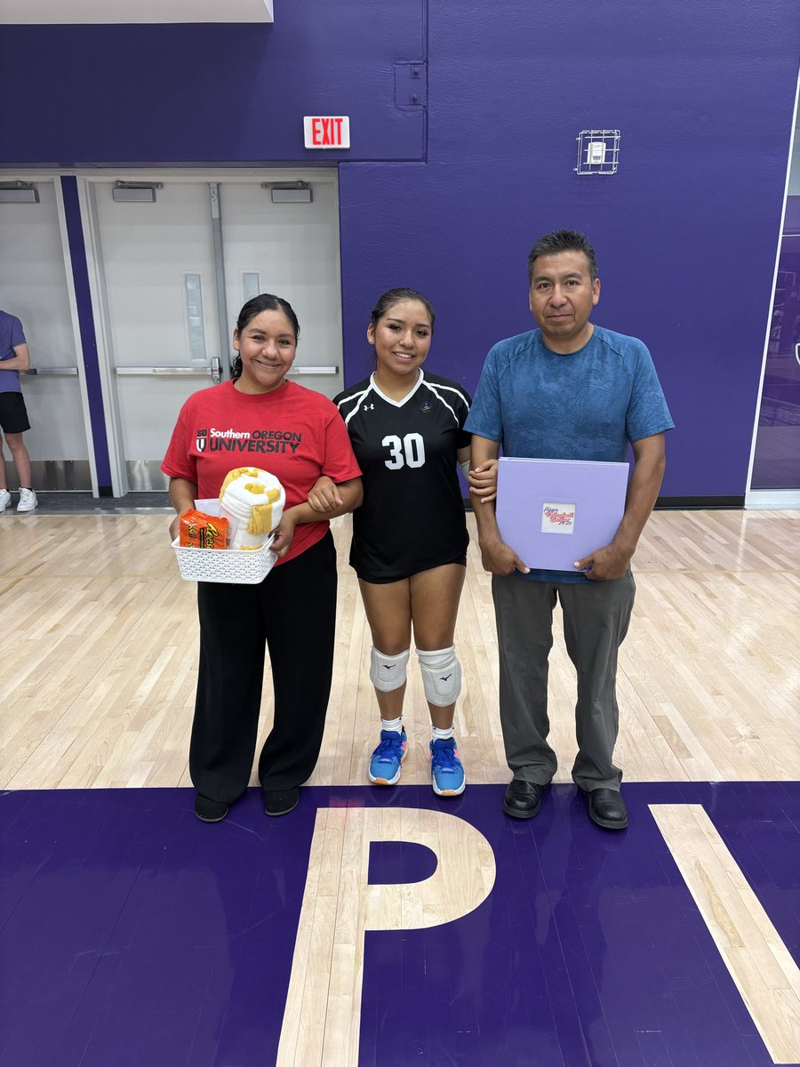 PiperPiratesVB's tweet photo. Last night, the Lady Pirates swept Bonner Springs on senior night! https://t.co/GPRpyBRzFx
