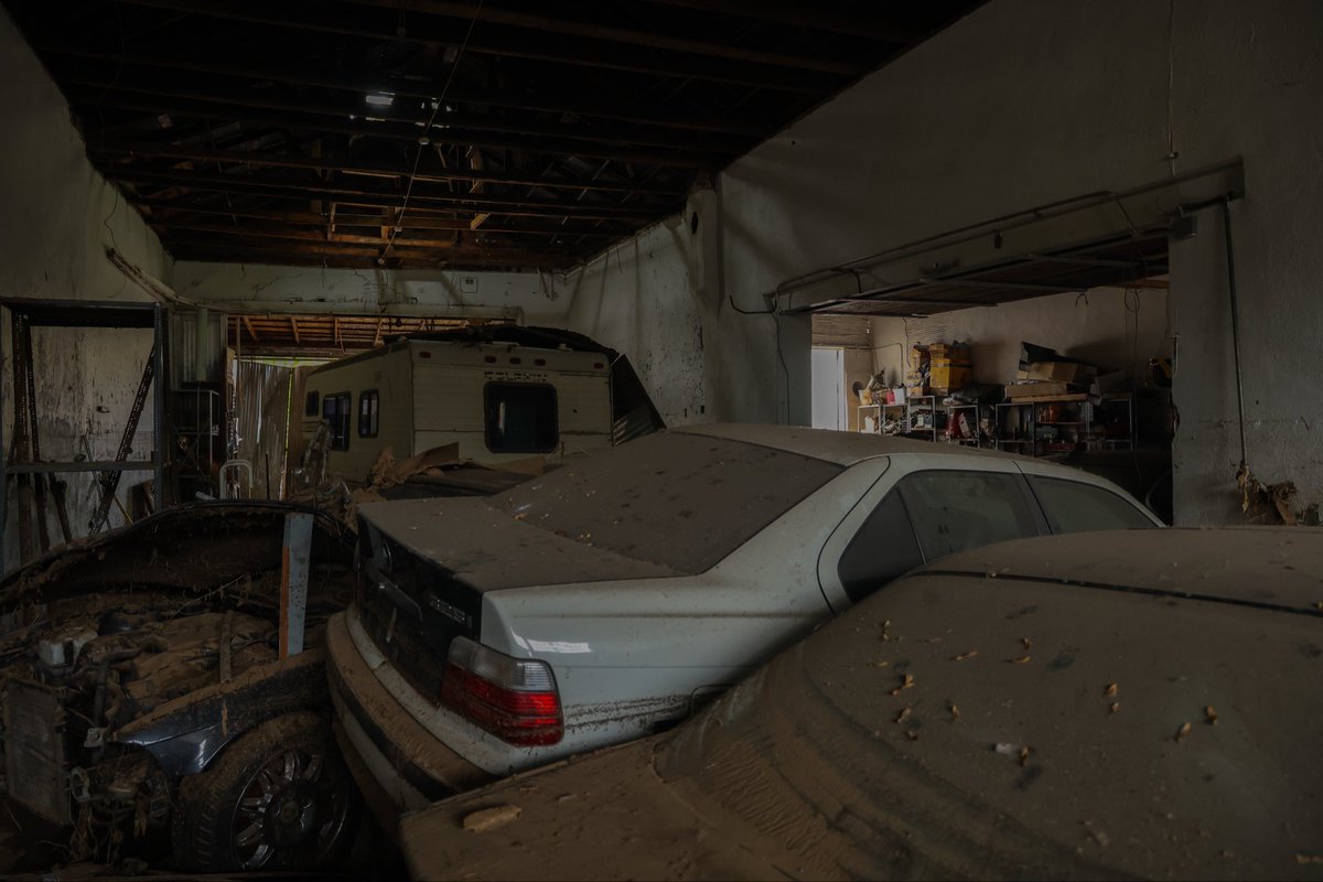 cronkitenews's tweet photo. In Globe, Arizona, major floods washed away houses, vehicles and businesses. Weeks later, the Salvation Army and community members are putting the pieces back together.
Lorenzo Gomez has the full story on Cronkite News. https://t.co/c6UtzwS7nJ