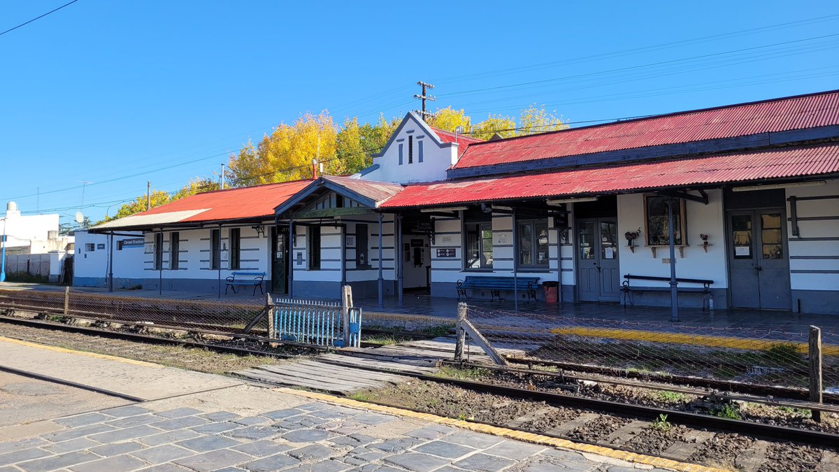 TrenesGenerales's tweet photo. ℹ️💫 Estación destacada de hoy: Coronel Brandsen (Ferrocarril Roca)
La 1er parada del Tren a Mar del Plata se ubica apenas se sale del AMBA, en una localidad de más de 19 mil habitantes donde la mayoría opta por el ferrocarril para ir a Mar del Plata o incluso a CABA. https://t.co/OdaSrBuyF2