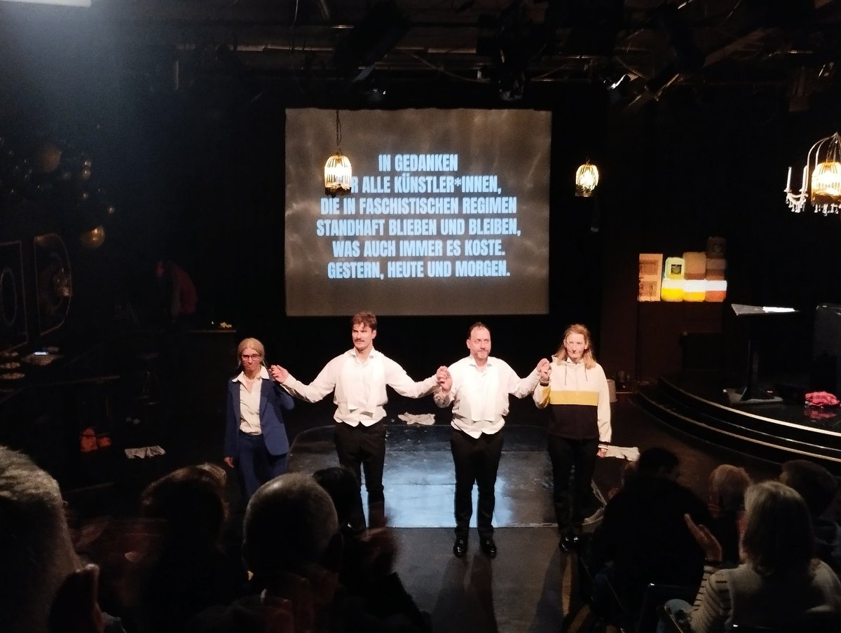DocBizeps's tweet image. Haltungsstarkes, ideenreiches und kurzweiliges Stück unter dem prägnanten Titel #MephistounderPressure im #TheateranderGlocksee - freies Theater verdient einfach immer ( selbst wie heute auf einen regnerischen Mittwochabend ) ein ausverkauftes Haus

#RückgratderKulturszene