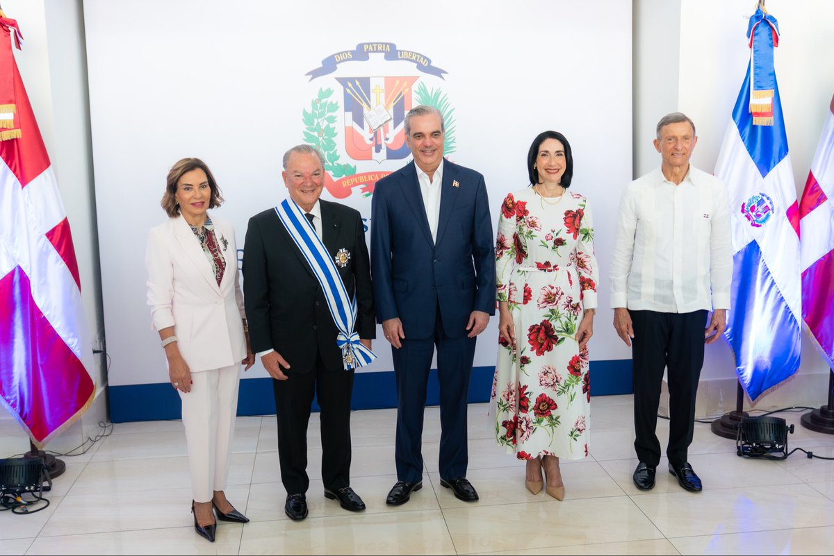 Hoy tuve el honor de asistir a la ceremonia en la que el presidente <a href="/luisabinader/">Luis Abinader</a> y el canciller Roberto Álvarez impusieron la Orden al Mérito de Duarte, Sánchez y Mella al empresario Frank Rainieri.

Rainieri es el visionario cuya tenacidad y fe en nuestro país transformaron